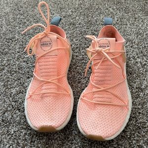 Neon orange woman’s Adidas Die Marie MIT Den shies